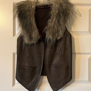 EUC ZOZO lamb leather ladies vest size small, trimmed with faux fur